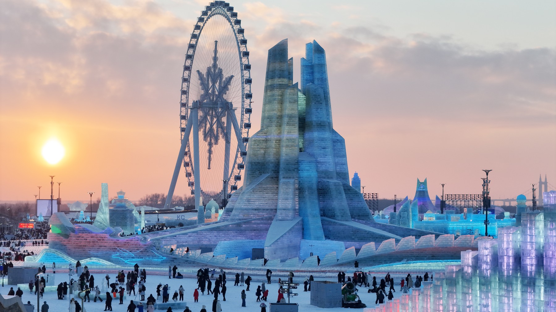 „Orașul de gheață” din China. Imagini uimitoare cu sculpturile de la Festivalul Gheții și Zăpezii din Harbin