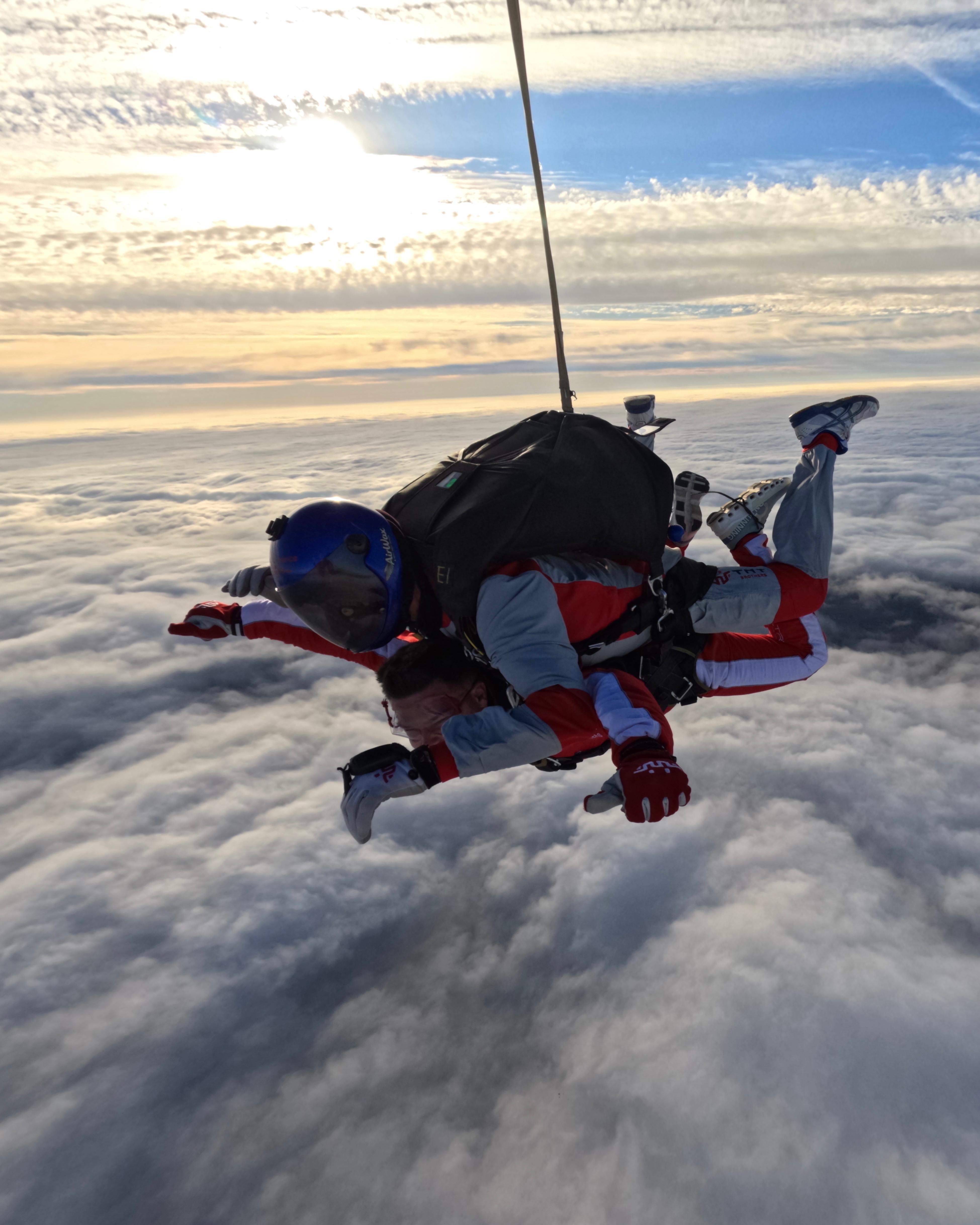 Saltul în tandem, cea mai simplă modalitate de a experimenta intensitatea căderii libere la 200 km/h. Unde s-a deschis sezonul la parașutism
