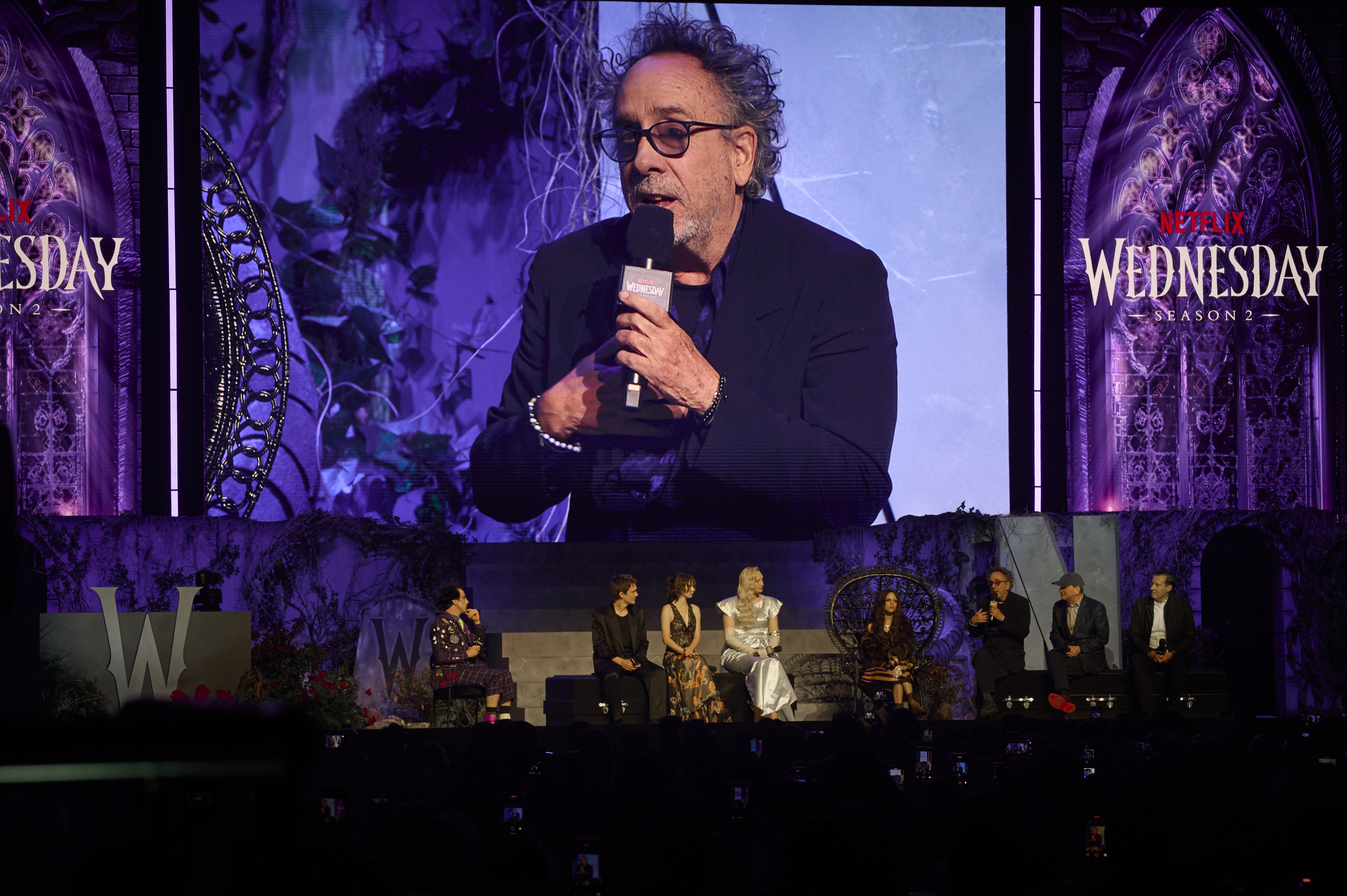 Tim Burton, despre schimbările din sezonul 2 al serialului Wednesday. Cum a fost să filmeze în Irlanda, după ce a renunțat la România