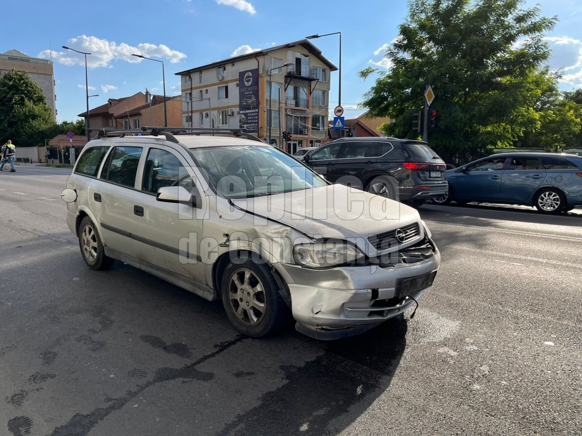 O mașină de poliţie aflată în misiune, implicată într-un accident rutier în Constanța. Un polițist a fost rănit