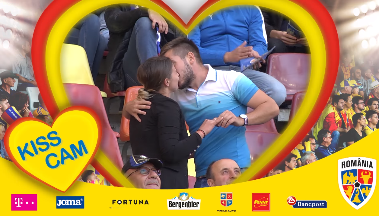 Un suporter din Arad și-a cerut iubita de soție la meciul România - Serbia. Cum a făcut ”blatul” cu FRF | VIDEO