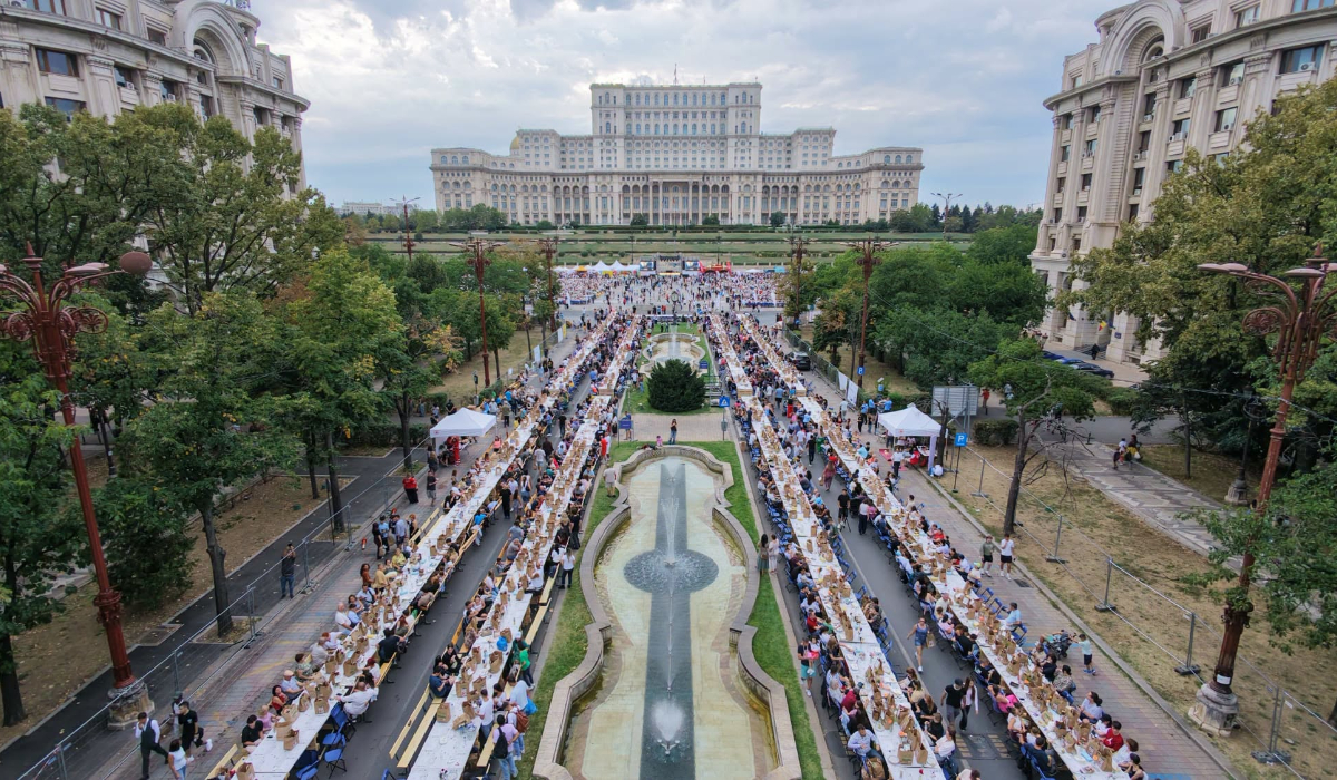 20.000 de oameni s-au așezat la „Masa care unește” de la București