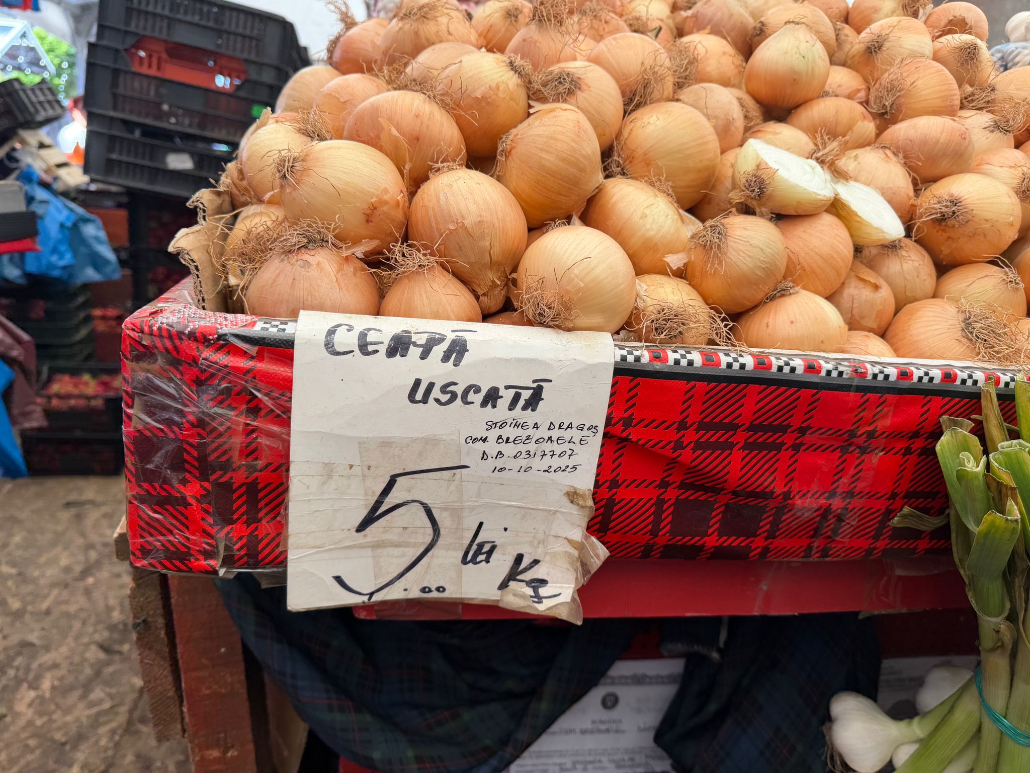 Cât costă legumele românești în Piața Obor. Prețurile pentru roșii, castraveți, cartofi, ardei, ceapă și fasole