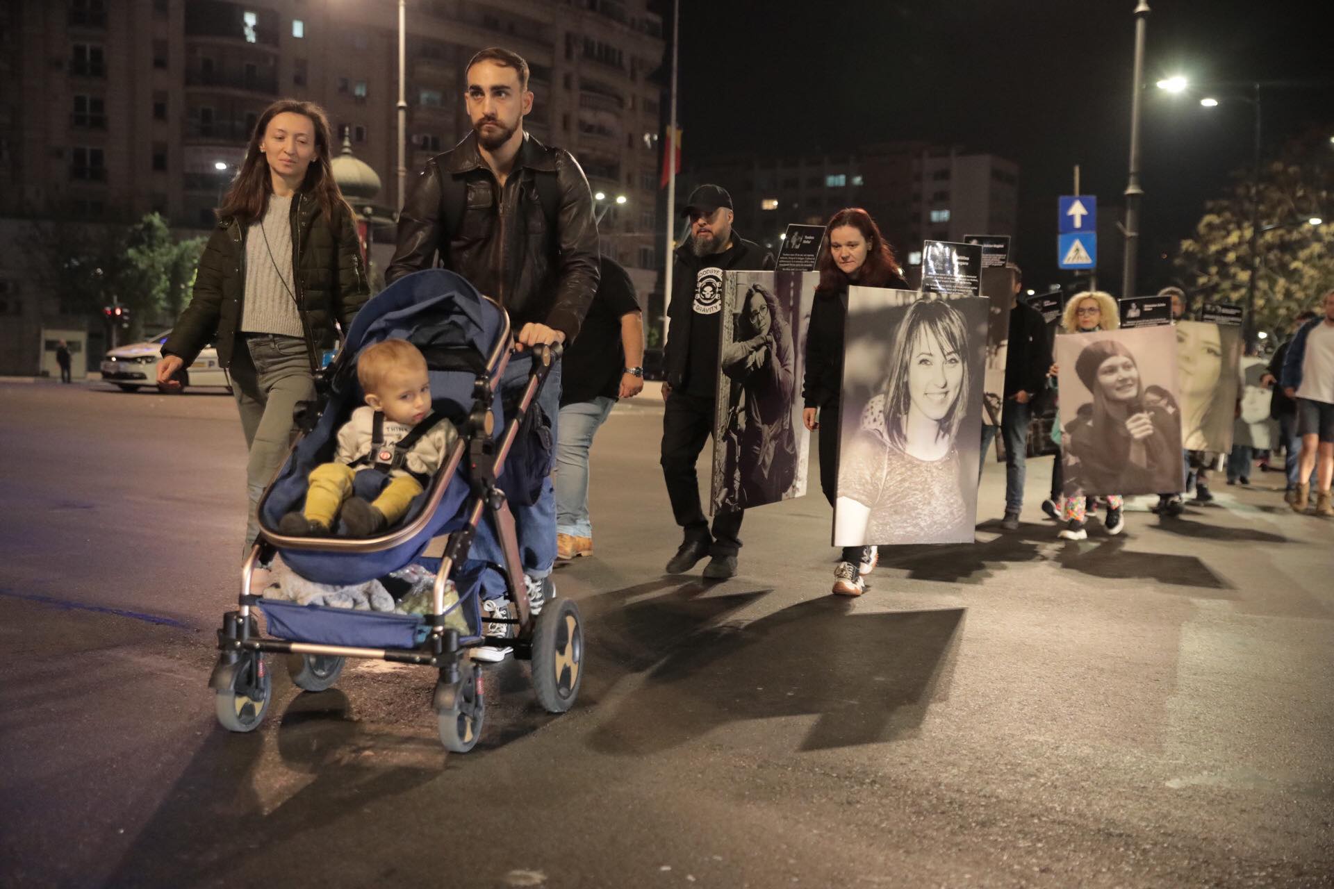 Marș în memoria victimelor de la Colectiv. Fotografiile tinerilor care au murit au fost așezate în fața Parchetului