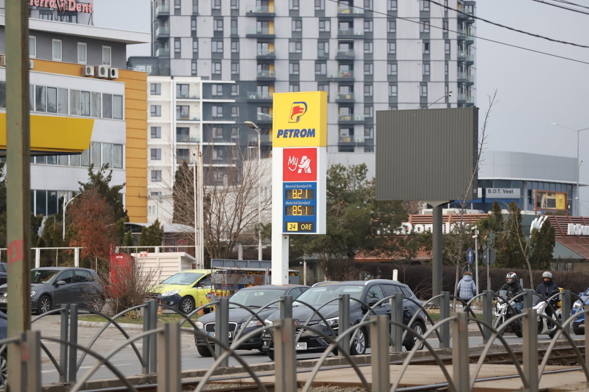 Prețul benzinei la pompă continuă să crească, iar motorina a depășit 8,50 lei/litru: tarifele la Mol, Lukoil și Petrom