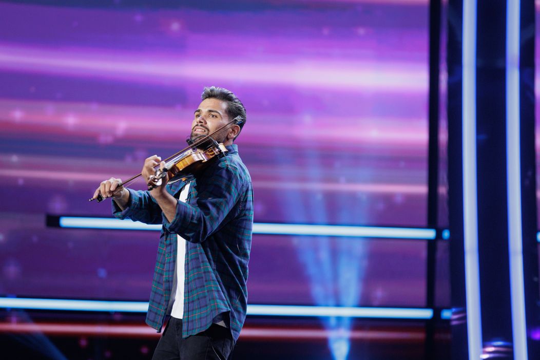 Cine este Iosif Mândru, concurentul care a încheiat seara apoteotic la „Românii au talent” 2026. „Nu știu notele, nu știu să citesc o partitură”