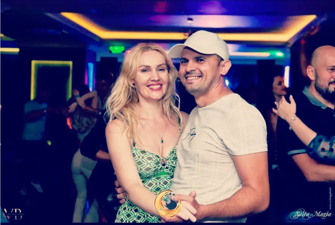 „Să conduc în București a fost înfricoșător”. După ce au locuit în peste 40 de țări, două nomade digitale povestesc experiența din România