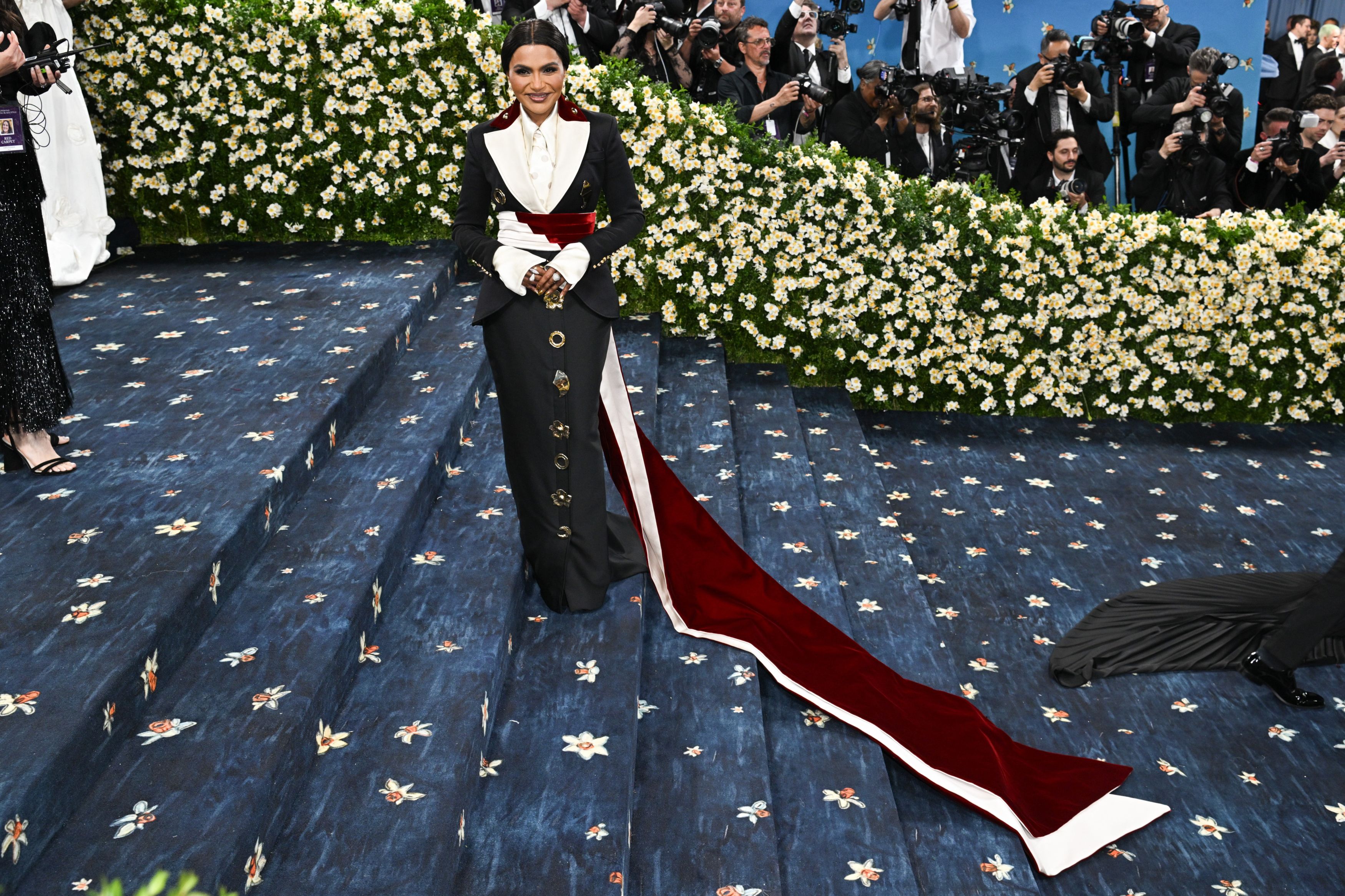 Cum au apărut vedetele la Met Gala 2025. Madonna a defilat cu un trabuc în mână, iar Kim Kardashian a atras toată atenția
