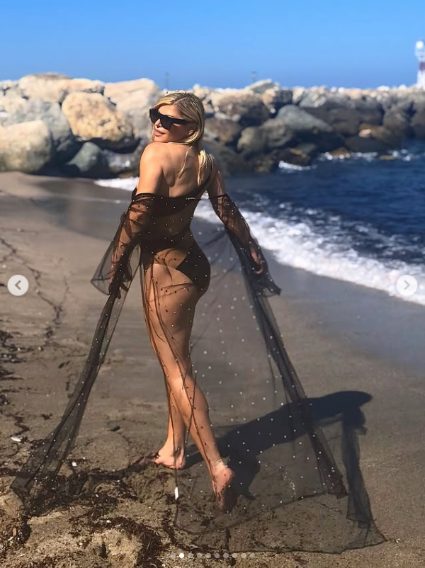 Imagini cu Loredana Groza în costum de baie la 55 de ani. Fanii au rămas fără cuvinte. „Cea mai asumată femeie!”