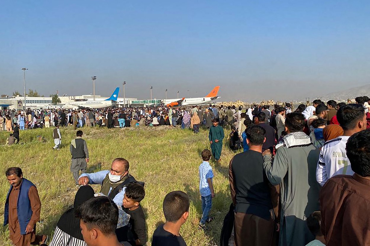 Disperare pe aeroportul din Kabul. Cel puțin 5 morți, după ce mii de oameni s-au îmbulzit să prindă un loc într-un avion