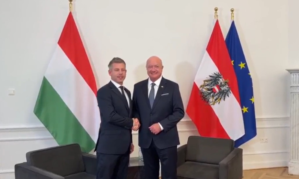 Magyar Péter találkozott az osztrák kancellárral - a nehézkes előkészítés után így érkezett meg a miniszterelnök Bécsbe - videó