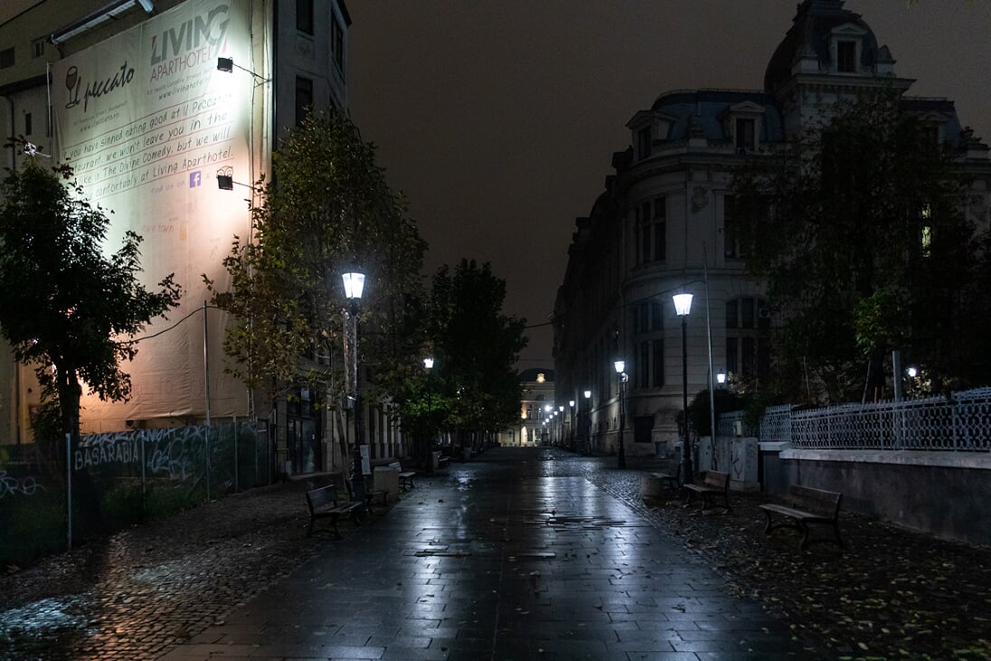 Petrecăreți prinși fără adeverințe și comentarii ironice, la filtrele de noapte ale Poliției, în carantina parțială: “Noaptea umblă virusul tare de tot. Ziua nu mai umblă”