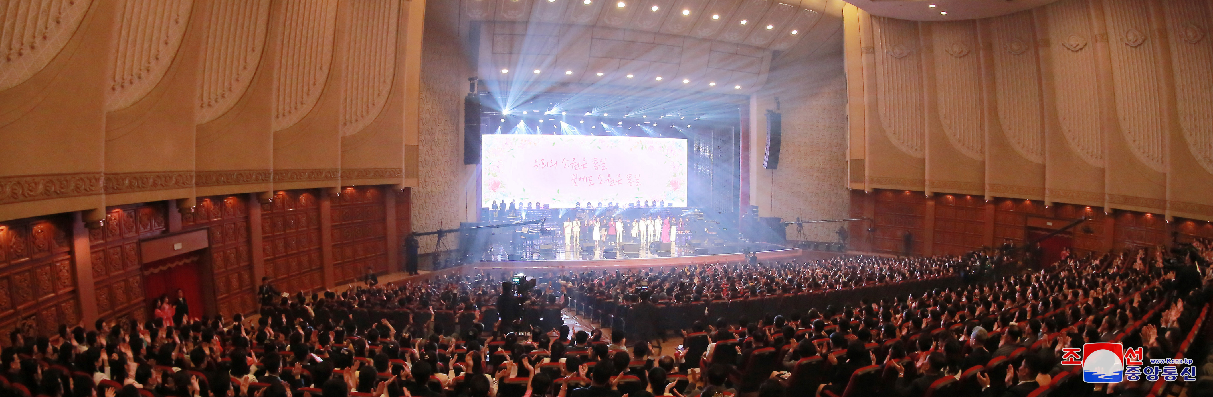 GALERIE FOTO | Kim Jong-un, ”emoționat profund” de concert sud-coreean de la Phenian