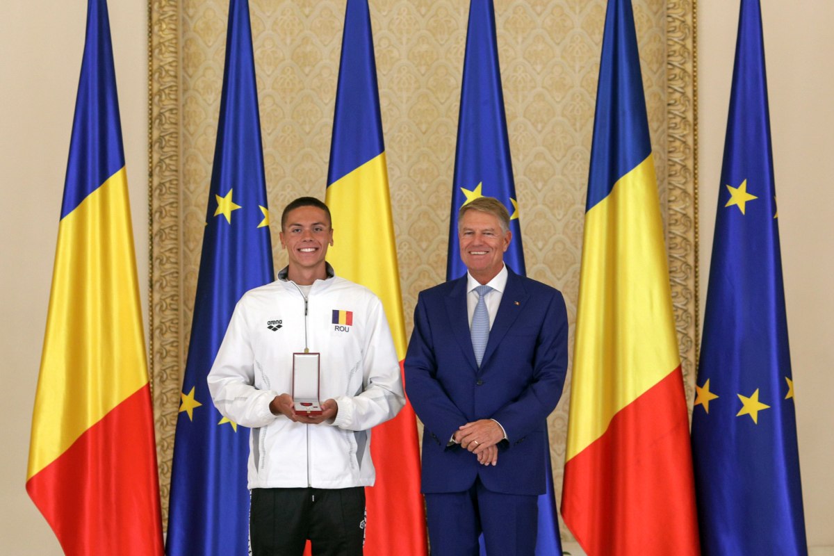 David Popovici, decorat de Klaus Iohannis cu gradul de „cavaler”: „Rezultatele obligă autoritățile să facă din sport o prioritate”