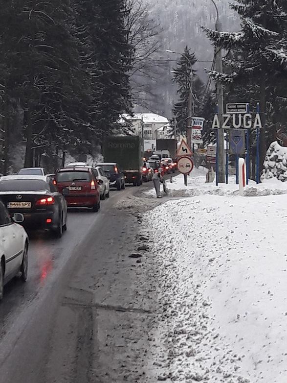 UPDATE | Trafic în condiții de iarnă în Prahova și Brașov. Vezi pe ce drumuri a nins deja FOTO