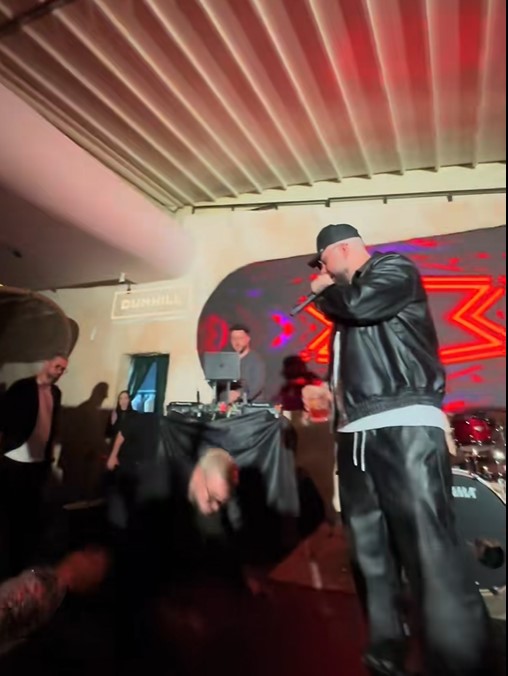 Mario Fresh a căzut de pe scenă în timpul concertului. Imaginile au devenit virale
