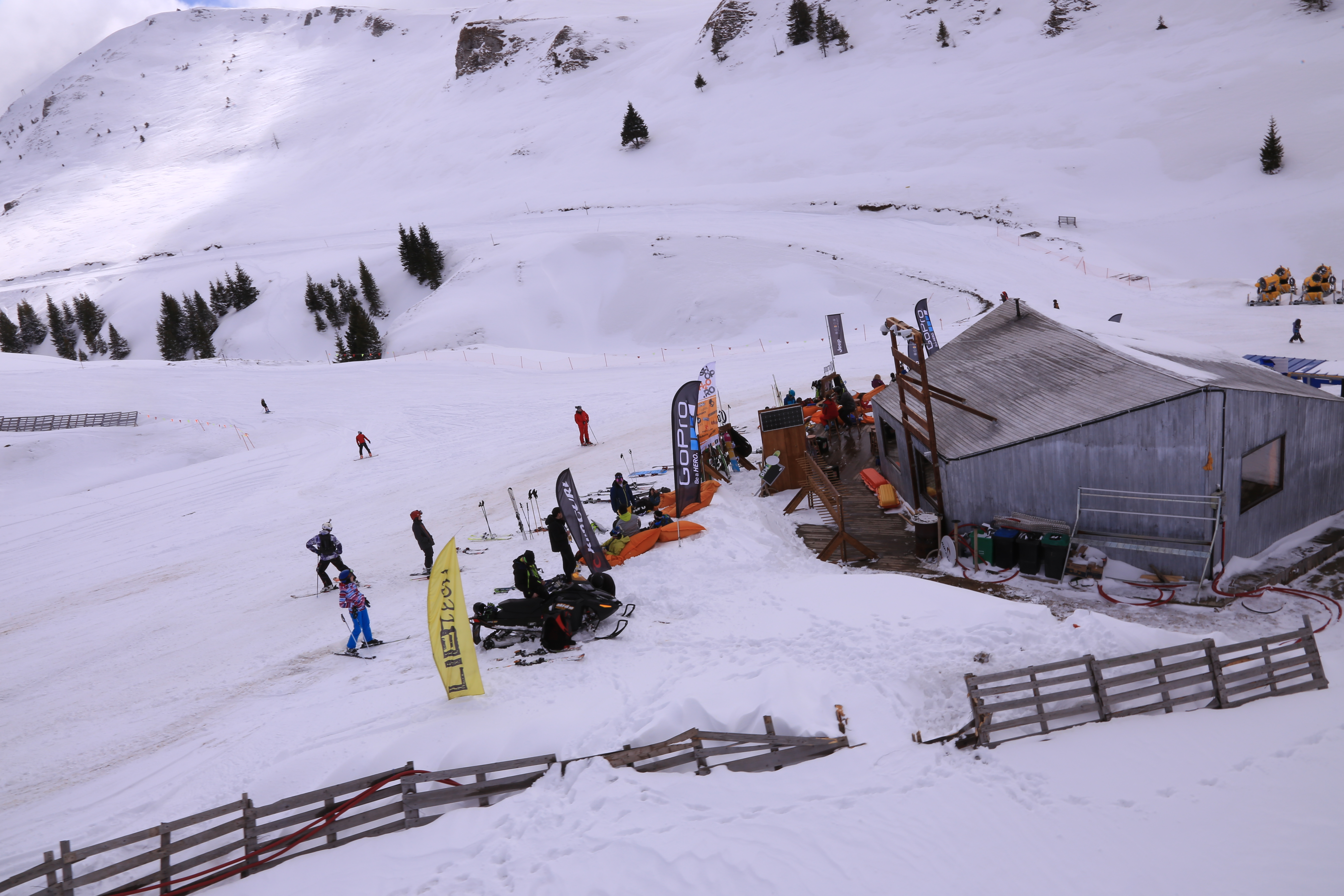 Zi albă şi multă distracţie pe pârtiile din Sinaia! GALERIE FOTO
