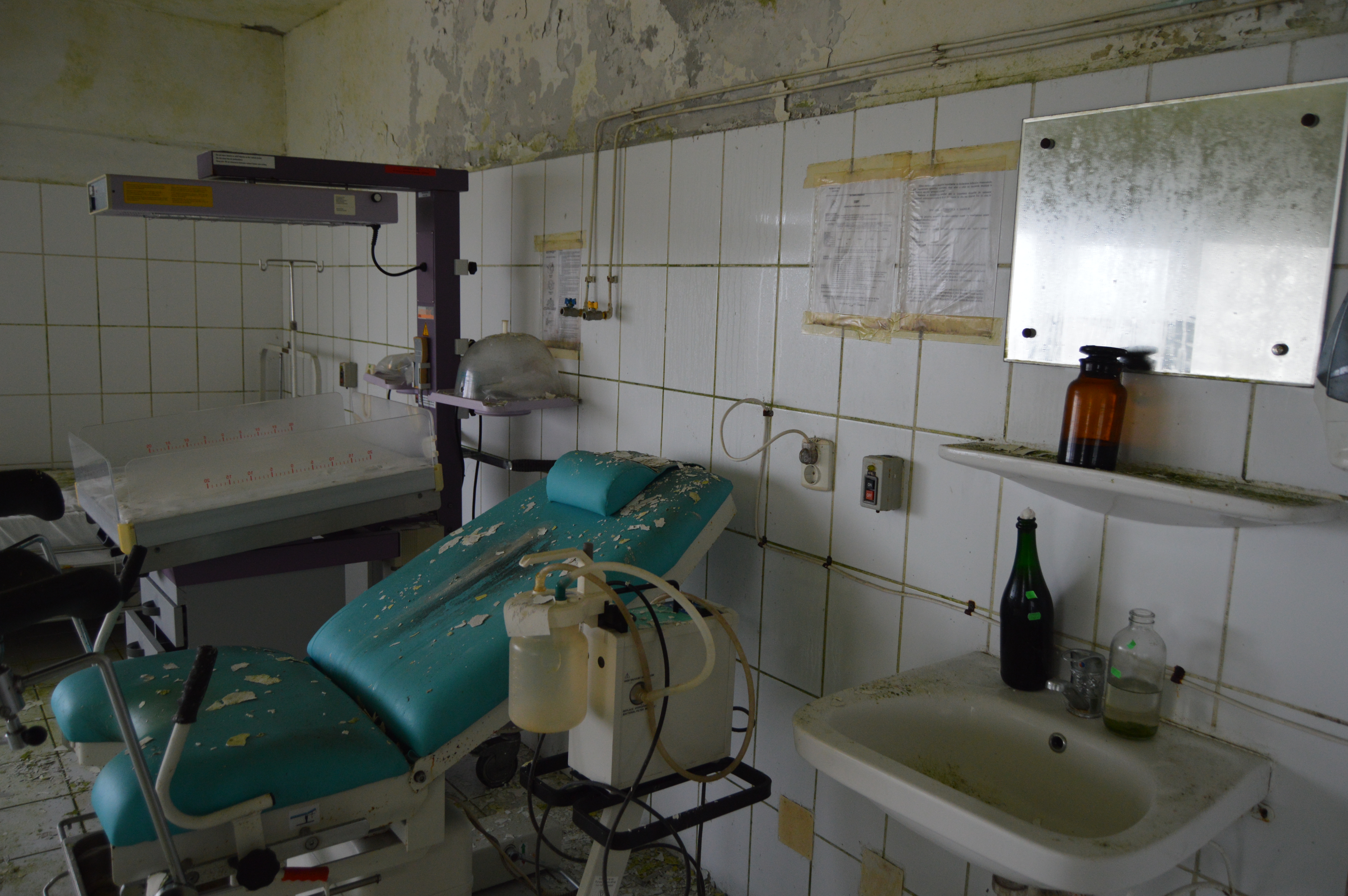 FOTOREPORTAJ/ Bombă biologică în spitalul din Negrești, închis de Guvernul Boc: pereți, instrumentar și paturi mucegăite