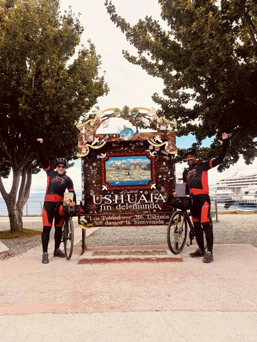 Doi bărbați din Cluj au mers pe biciclete până la „capătul lumii”, în Ushuaia, Argentina
