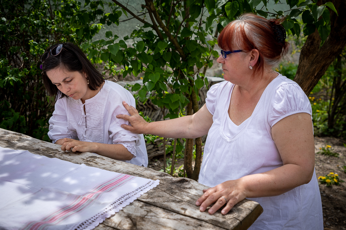 Lovită de o boală rară, o violonistă de 36 de ani din Covasna a uitat aproape totul, mai puțin muzica. “A uitat să plângă. Când o doare ceva, i se umplu ochii de lacrimi, dar râde”