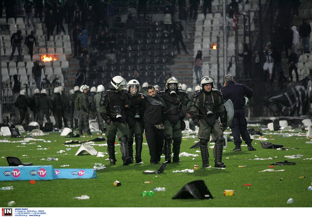Război în Grecia: meciul PAOK - Olympiacos a fost abandonat. ^Fanii au intrat pe teren! Antrenorul oaspeților a fost lovit / VIDEO