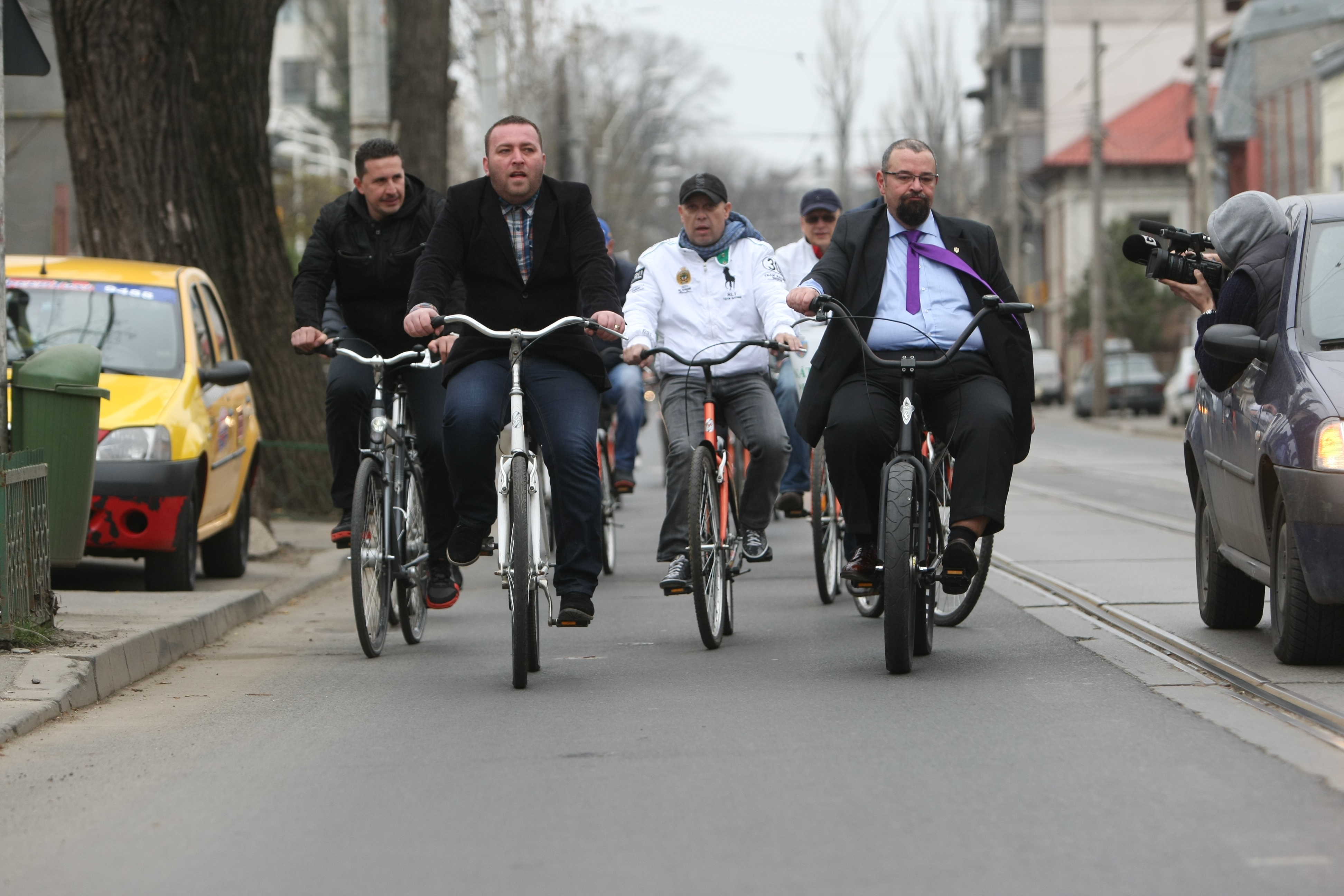 GALERIE FOTO/Politicieni pe bicicletă: ce promisiuni fanteziste au făcut oficialii, de pe două roți