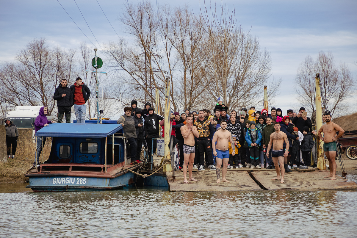 REPORTAJ Boboteaza pe malul Dunării, în comuna Ostrov: procesiune la debarcader, concurs de prins crucea și curse de cai