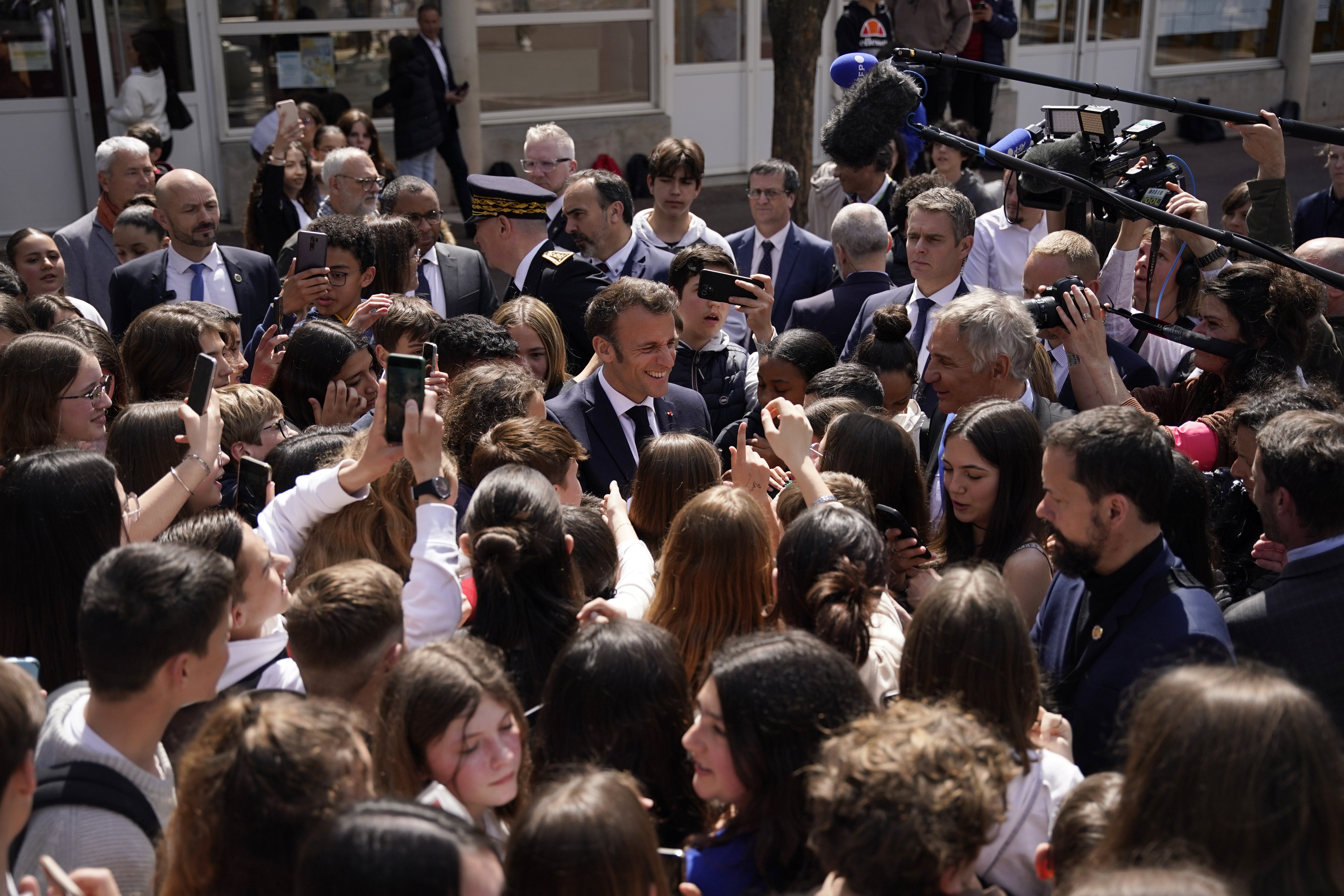 O nouă zi de proteste față de legea pensiilor în Franța. Vizita lui Macron în teritoriu, întâmpinată cu manifestații și huiduieli