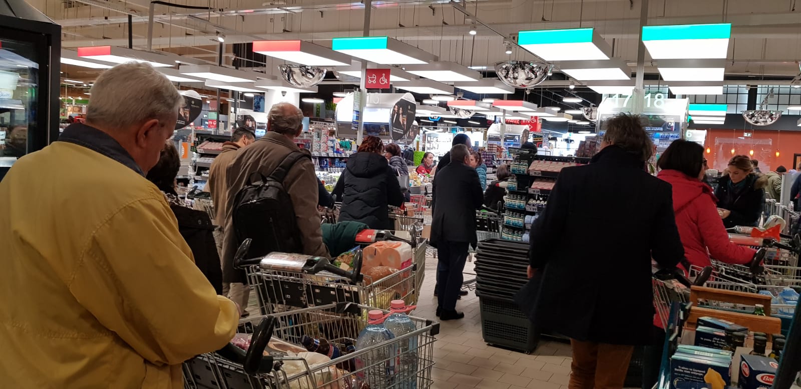 FOTO | Cozi la supermarketuri, de teama coronavirusului: „Ca de Crăciun, Paște sau 1 Mai a fost”