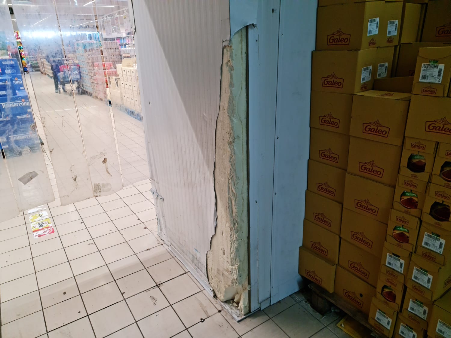 Supermarketul La Cocoş din București, amendat cu 20.000 de lei şi închis de ANPC