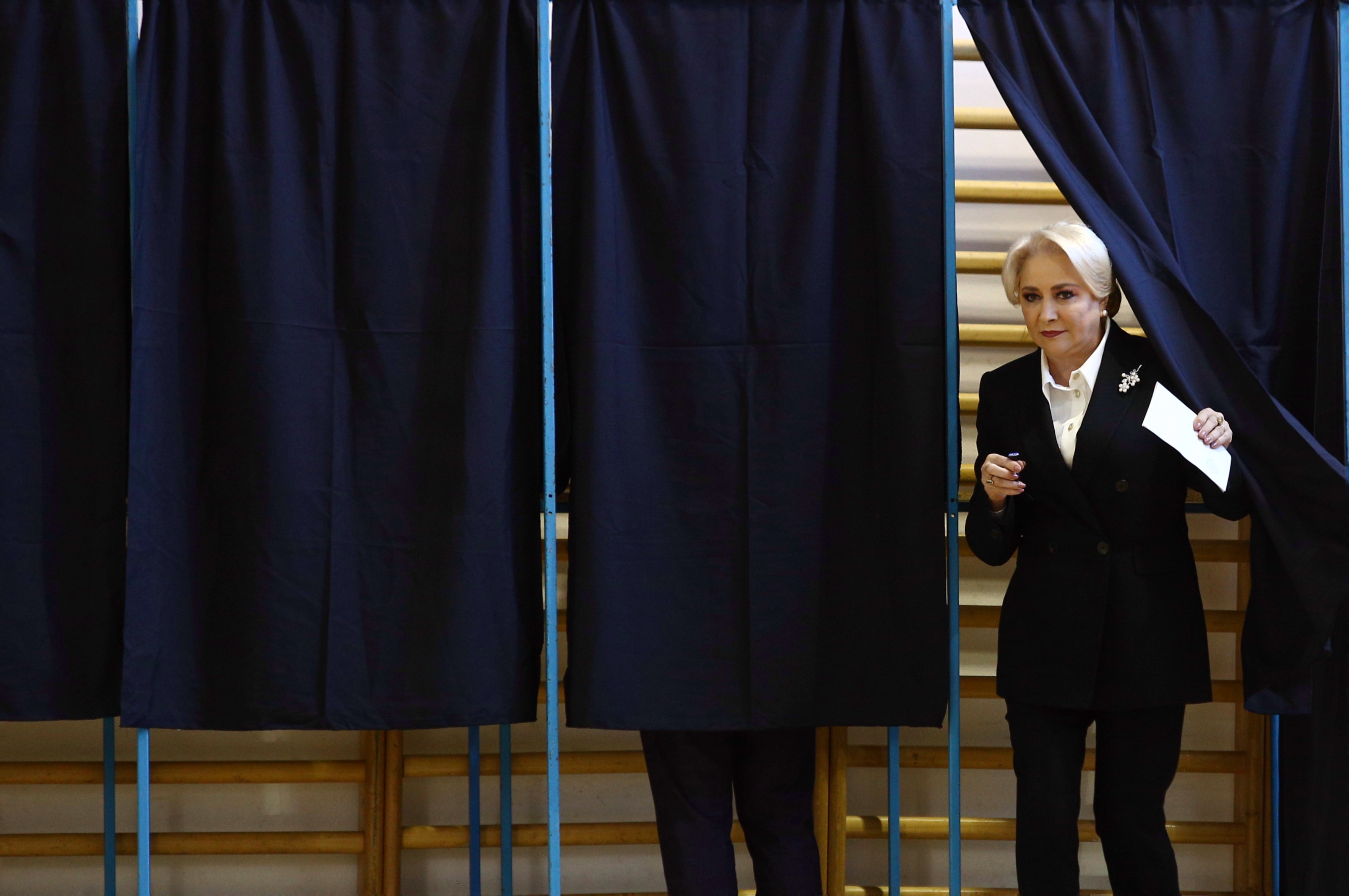 Referendum pentru definirea familiei | Viorica Dăncilă a votat la liceul Jean Monnet din Capitală - VIDEO