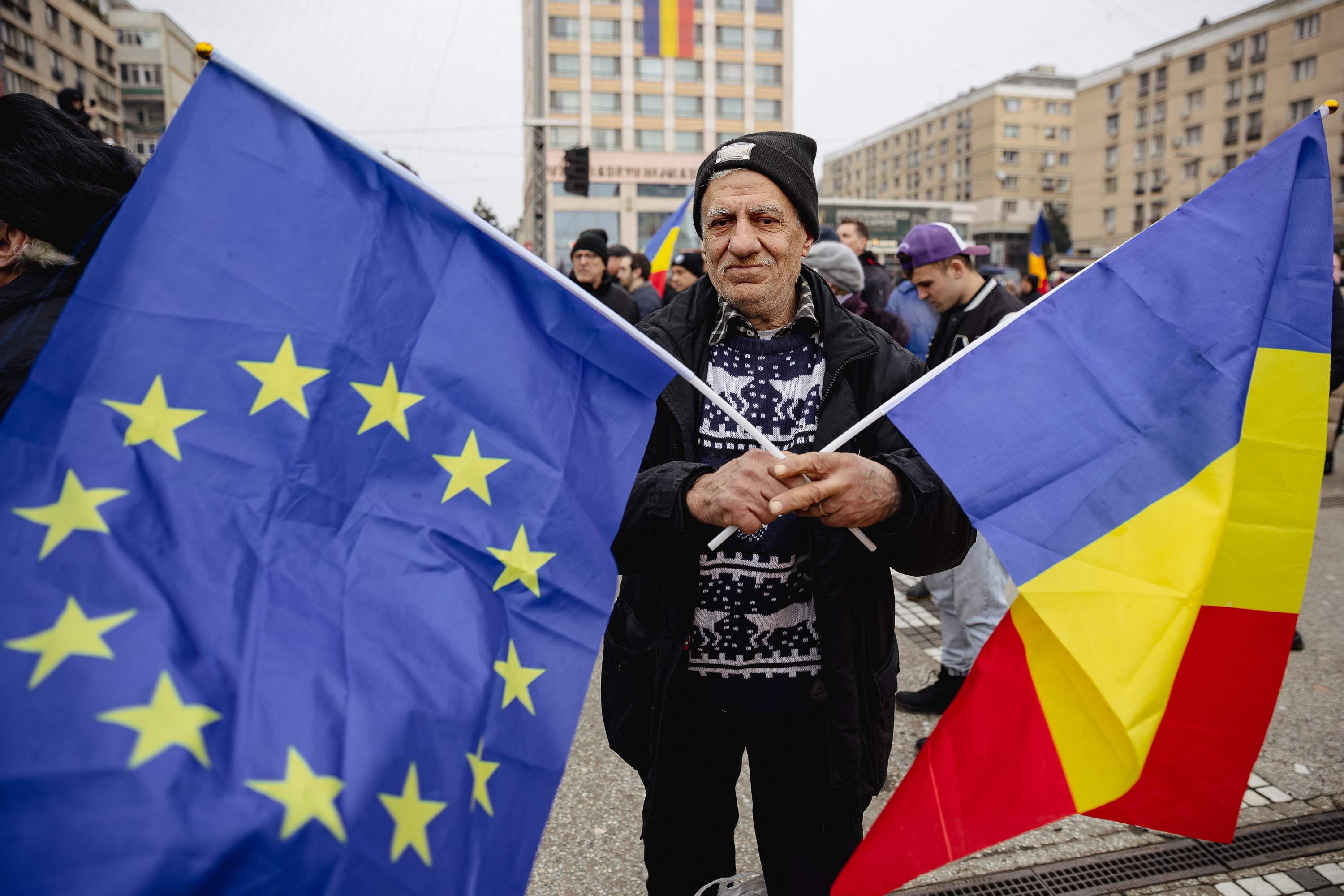 Ziua Unirii în imagini la Iași: câteva mii de oameni s-au bucurat de „sârba moldovenilor” și au fluierat puținii politicieni prezenți | Fotoreportaj