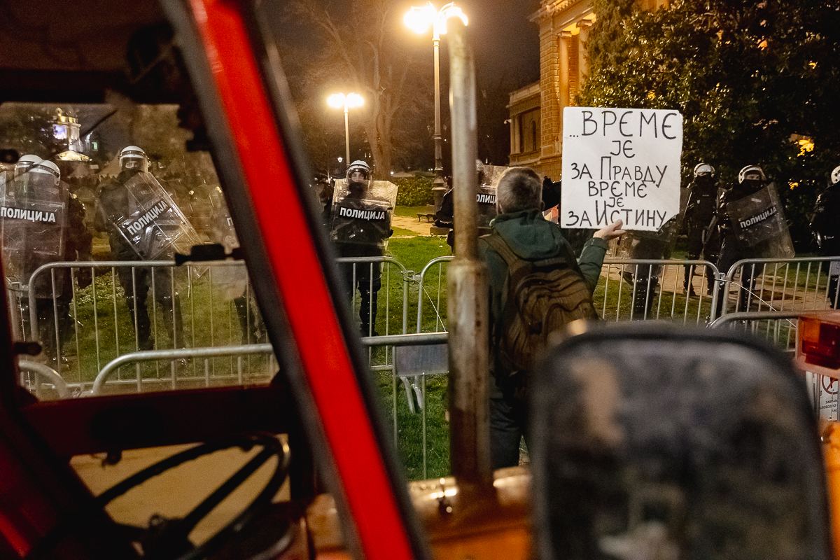 Marele protest de la Belgrad văzut din mulțime: Cratițele și tăcerea care au speriat Puterea FOTOREPORTAJ