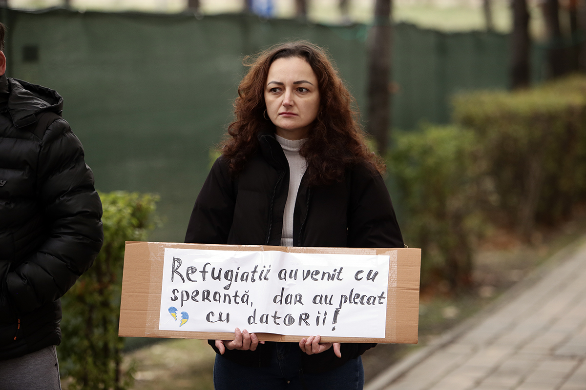 „Încercăm să nu consumăm prea multă apă sau lumină”. Protestul ucrainenilor refugiați în România care nu au primit banii promiși de Guvern