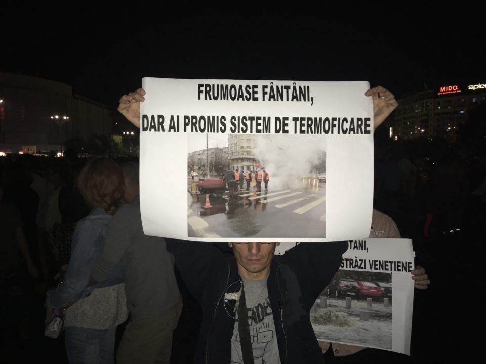 FOTO | Fântânile din Piața Unirii, redeschise joi. Mai mulți protestatari au venit la eveniment. Ce mesaje au afișat