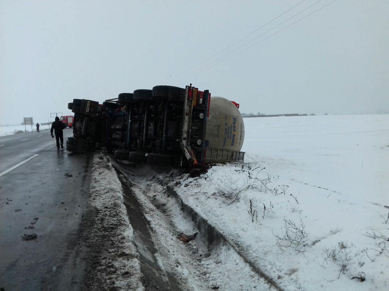 O cisternă s-a răsturnat în județul Neamț. E încărcată cu peste 20 de tone de substanțe inflamabile
