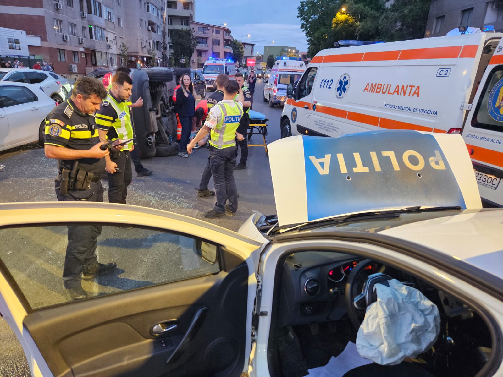 O autospecială de poliție în misiune, spulberată de o șoferiță care nu a acordat prioritate, la Constanța. Trei oameni au fost răniți