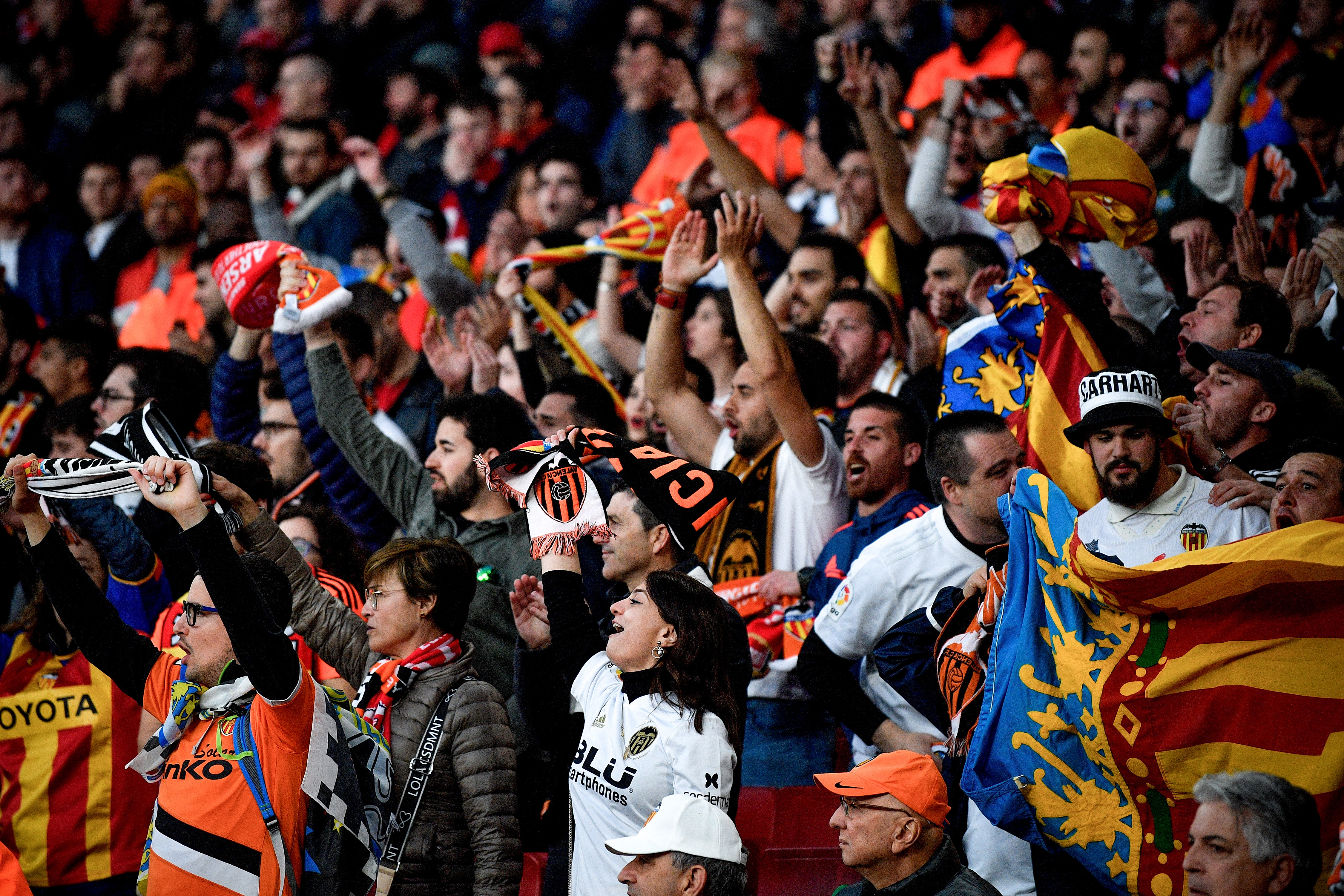 Fanii au făcut spectacol în tribune la meciurile din manșa tur a semifinalelor Champions League și Europa League. Spectatori cât la 14 meciuri din Liga 1  | GALERIE FOTO