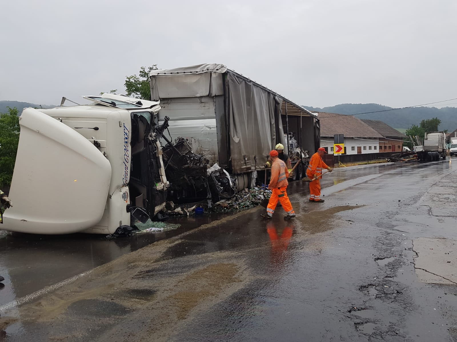 Circulaţie blocată între Sighişoara şi Târgu Mureş după ce două TIR-uri s-au ciocnit/ GALERIE FOTO