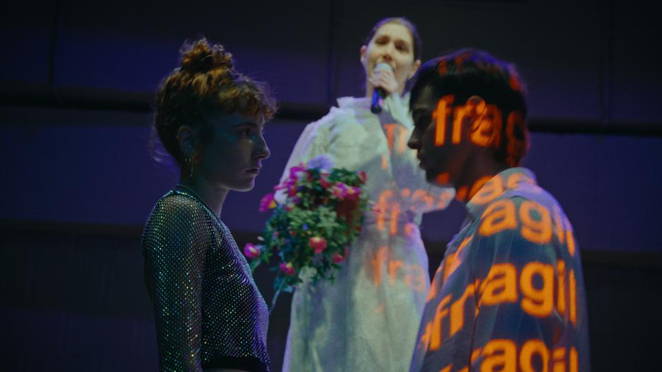 Cum va arăta teatrul în viitor? Spectacolul-experiment care ne pune față-n față cu anxietățile: „Trăiesc cu impresia puternică că pentru mulți dintre noi a devenit tot mai greu să ne imaginăm ce urmează”