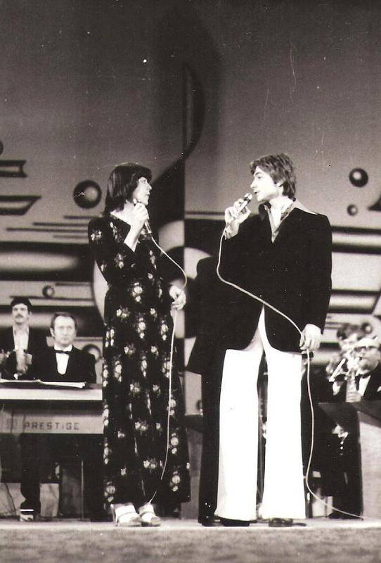 Manfred Michael Seiler, unul dintre copiii preferați de Ceaușescu la spectacole, își lansează primul album în România. Cântărețul trăiește în Germania din 1985