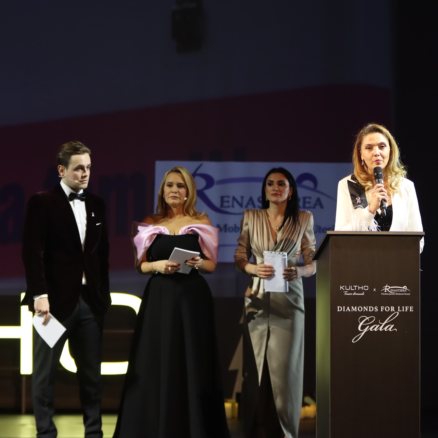 Aris Eram are stofă de prezentator TV. Andreea Esca a prezentat un eveniment caritabil alături de fiul ei