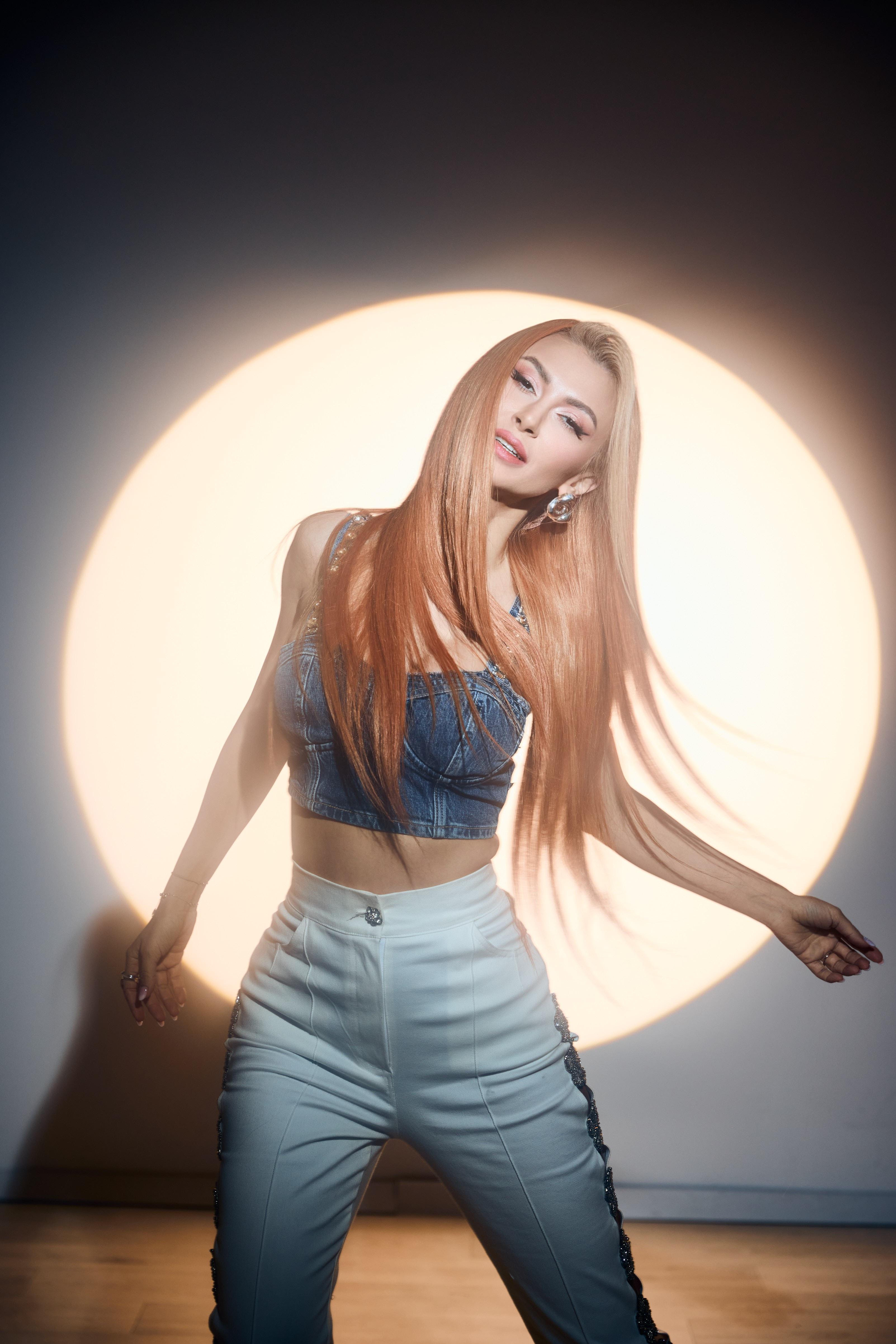 Ținutele spectaculoase purtate de Andreea Bălan în videoclipul celei mai recente piese lansate de vedetă, „Iubește-mă!”
