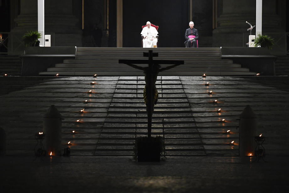 Papa Francisc a oficiat rugăciunea Calea Crucii, fără credincioși în Piața San Pietro. Înainte sunase în direct la TV
