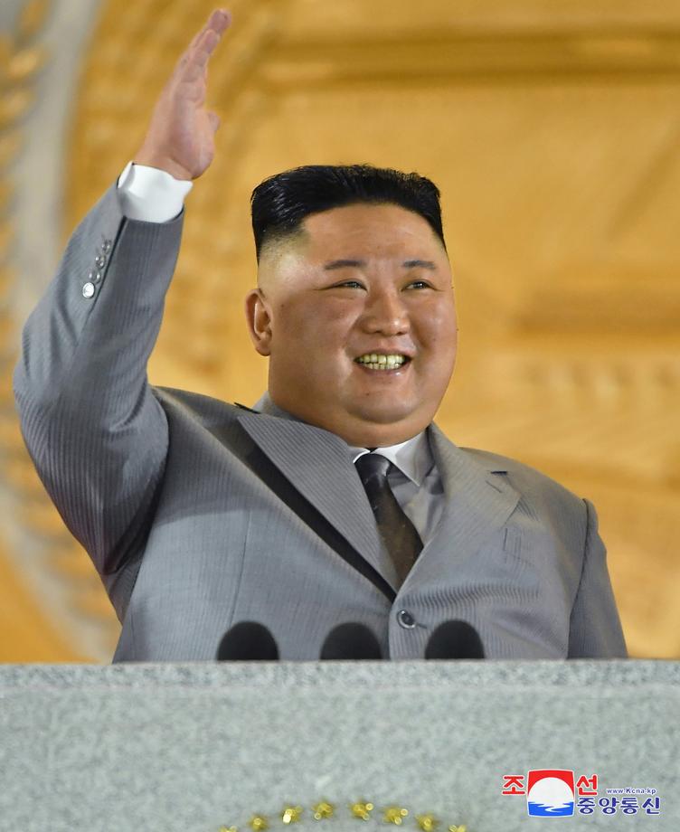 Paradă militară cu surprize în Coreea de Nord. Kim Jong-un a prezentat o rachetă balistică uriașă
