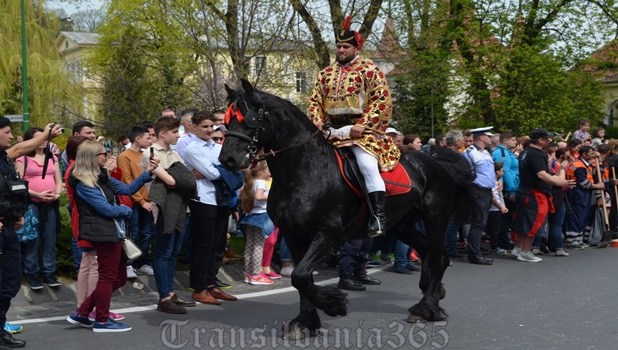 Junii Brașovului 2018. Peste 30.000 de oameni, la cea mai așteptată paradă din Duminica Tomii / FOTO&VIDEO