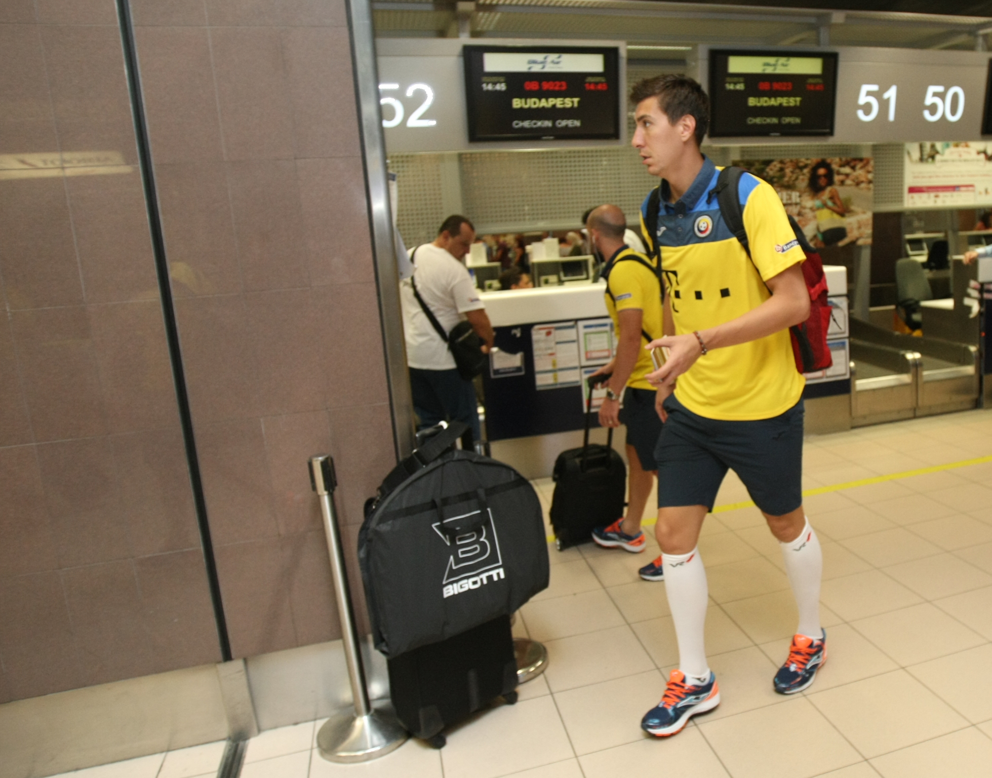 PRELIMINARIILE EURO 2016, UNGARIA - ROMÂNIA (vineri, ora 21.45, TVR 1) / Selecționerul Anghel Iordănescu a renunțat la supersitiții și ^a lăsat femei în avionul care i-a transportat pe tricolori la Budapesta, pentru mare meci cu rivalii istorici / GALERIE FOTO