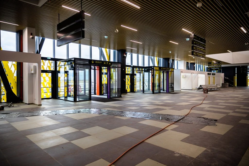 IMAGINI. Cum arăta acum un an aeroportul neterminat din Brașov și cum au reușit să-l finalizeze. Este primul aeroport nou din România din ultimii 50 de ani
