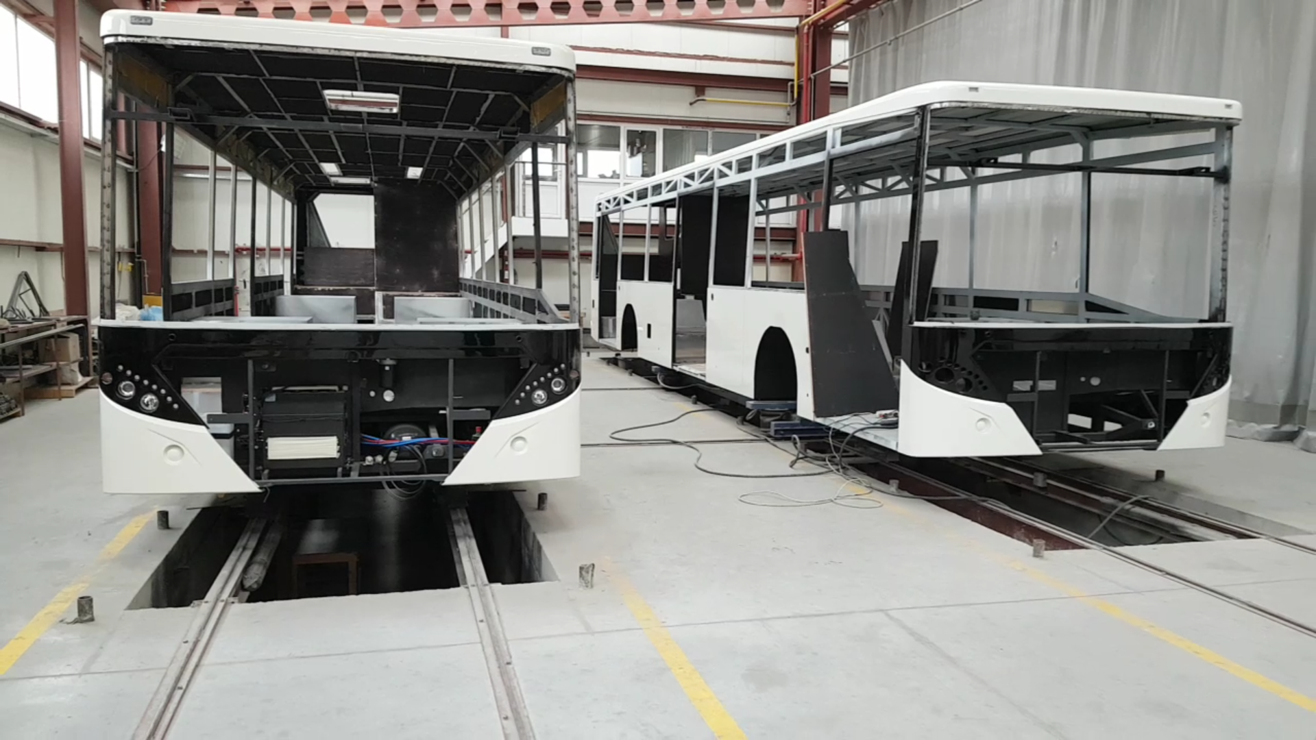 VIDEO | Cum arată autobuzul românesc, construit la Ciorogârla. Ieftin și rezistent, dar nedorit în România