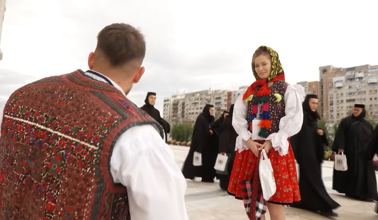 Cerere în căsătorie la Catedrala Națională. Cine sunt Măriuca și David, tinerii în costume populare care s-au logodit după slujbă